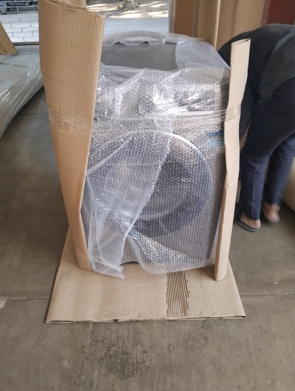 Front load washing machine packed with corrugated borders